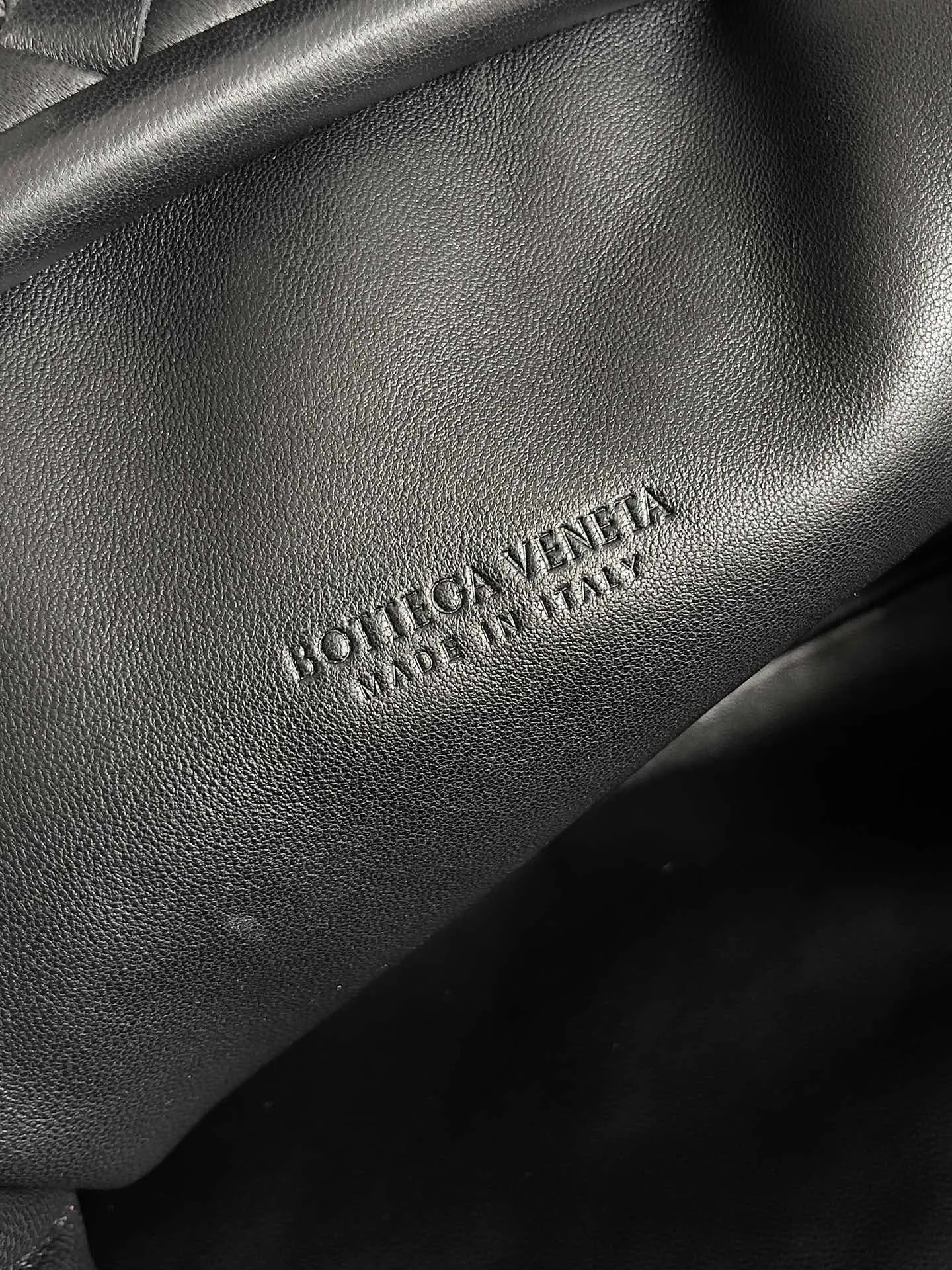 Batch 2260 BOTTEGA VENETA Lady's LAUREN CLUTCH Chain Clutch was inspired by 40 years ago. It is a perfect fusion of classic and modern bags. It is effortless and fashionable for any occasion and at any time. The newly added detachable metal chain allows people to have more ways to carry it. It is grand and elegant. Style No.: 785807 Size: 31.5*16.5*11cm